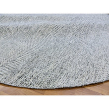 Load image into Gallery viewer, 7&#39;9&quot;x7&#39;9&quot; Perfect Gray, Tone On Tone, Undyed Pure Wool, Grass Design, Hand Knotted, Round Oriental Rug FWR477090
