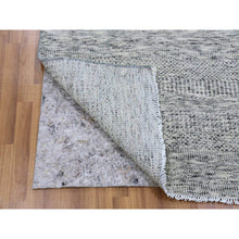 Load image into Gallery viewer, 4&#39;x6&#39;4&quot; Platinum Gray, Pure Undyed Wool, Hand Knotted, Tone On Tone, Modern Grass Design, Oriental RugFWR477138
