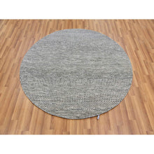 Load image into Gallery viewer, 5&#39;x5&#39; Pastel Gray, Natural Undyed Wool, Modern Grass Design, Hand Knotted, Tone On Tone, Round Oriental Rug FWR477402