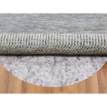 Load image into Gallery viewer, 5&#39;x5&#39; Pastel Gray, Natural Undyed Wool, Modern Grass Design, Hand Knotted, Tone On Tone, Round Oriental Rug FWR477402