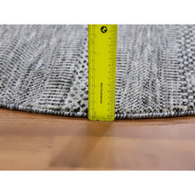 Load image into Gallery viewer, 5&#39;x5&#39; Pastel Gray, Natural Undyed Wool, Modern Grass Design, Hand Knotted, Tone On Tone, Round Oriental Rug FWR477402