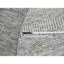Load image into Gallery viewer, 5&#39;x5&#39; Pastel Gray, Natural Undyed Wool, Modern Grass Design, Hand Knotted, Tone On Tone, Round Oriental Rug FWR477402