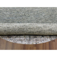 Load image into Gallery viewer, 5&#39;x5&#39; Silver Gray, 100% Undyed Wool, Modern Hand Knotted Grass Design, Round Tone On Tone Oriental Rug FWR478182