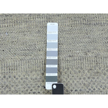 Load image into Gallery viewer, 5&#39;x5&#39; Perfect Gray, Undyed Natural Wool, Hand Knotted, Modern Grass Design, Round Tone On Tone Oriental Rug FWR478296
