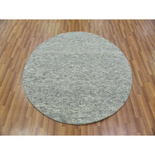Load image into Gallery viewer, 5&#39;x5&#39; Platinum Gray, Tone On Tone, Undyed 100% Wool, Hand Knotted, Modern Grass Design, Round Oriental Rug FWR478476