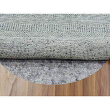 Load image into Gallery viewer, 5&#39;x5&#39; Platinum Gray, Tone On Tone, Undyed 100% Wool, Hand Knotted, Modern Grass Design, Round Oriental Rug FWR478476