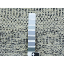 Load image into Gallery viewer, 5&#39;x5&#39; Platinum Gray, Tone On Tone, Undyed 100% Wool, Hand Knotted, Modern Grass Design, Round Oriental Rug FWR478476