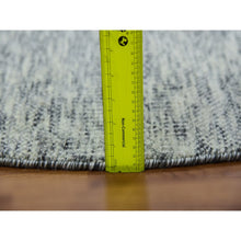 Load image into Gallery viewer, 5&#39;x5&#39; Platinum Gray, Tone On Tone, Undyed 100% Wool, Hand Knotted, Modern Grass Design, Round Oriental Rug FWR478476