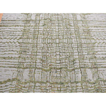 Load image into Gallery viewer, 6&#39;x8&#39;9&quot; Goose Gray, Modern Fine Jacquard Hand Loomed, Wool and Art Silk, Oriental Rug FWR485928