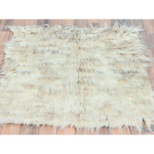 Load image into Gallery viewer, 3&#39;x3&#39; Beige, Shag Flokati Greek Style, Undyed Natural Wool Hand Knotted, Square Oriental Rug FWR492126