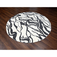 Load image into Gallery viewer, 8&#39;x8&#39; Ivory With Charcoal Black, Hand Knotted, Thick And Plush, Tone On Tone Modern Design, Undyed Natural Wool, Round, Oriental Rug FWR506610