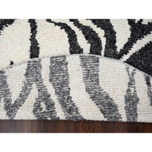 Load image into Gallery viewer, 8&#39;x8&#39; Ivory With Charcoal Black, Hand Knotted, Thick And Plush, Tone On Tone Modern Design, Undyed Natural Wool, Round, Oriental Rug FWR506610