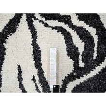 Load image into Gallery viewer, 8&#39;x8&#39; Ivory With Charcoal Black, Hand Knotted, Thick And Plush, Tone On Tone Modern Design, Undyed Natural Wool, Round, Oriental Rug FWR506610