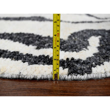 Load image into Gallery viewer, 8&#39;x8&#39; Ivory With Charcoal Black, Hand Knotted, Thick And Plush, Tone On Tone Modern Design, Undyed Natural Wool, Round, Oriental Rug FWR506610