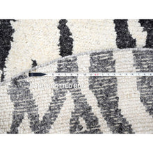 Load image into Gallery viewer, 8&#39;x8&#39; Ivory With Charcoal Black, Hand Knotted, Thick And Plush, Tone On Tone Modern Design, Undyed Natural Wool, Round, Oriental Rug FWR506610