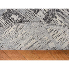 Load image into Gallery viewer, 8&#39;1&quot;x8&#39;1&quot; Nickel Gray, Hand Spun Undyed Natural Wool, Modern Criss Cross Erased Design, Hand Knotted, Round Oriental Rug FWR524142