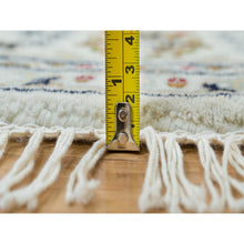 Load image into Gallery viewer, 6&#39;5&quot;x6&#39;5&quot; Powder White, Organic Wool, Hand Knotted, Nain With Center Medallion Flower Design, 250 Kpsi, Round Oriental Rug FWR540024