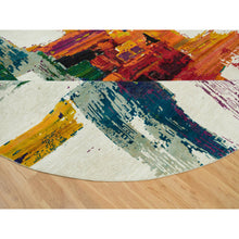 Load image into Gallery viewer, 14&#39;x14&#39; Seedpearl Ivory, Wool And Sari Silk Hand Knotted Modern Abstract Motifs With Painter&#39;s Brush Strokes, Oriental Round Rug FWR541590