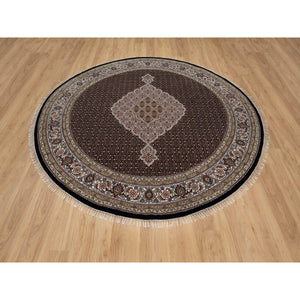 8'x8' Pitch Black, Tabriz Mahi with Fish Medallion Design, 175 KPSI, Soft and Pure Wool, Hand Knotted, Round, Oriental Rug FWR546246