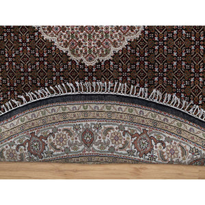 8'x8' Pitch Black, Tabriz Mahi with Fish Medallion Design, 175 KPSI, Soft and Pure Wool, Hand Knotted, Round, Oriental Rug FWR546246