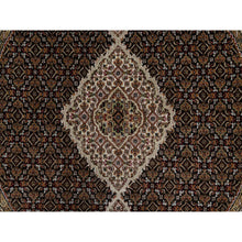Load image into Gallery viewer, 4&#39;10&quot;x4&#39;10&quot; Onyx Black, Tabriz Mahi with Fish Medallion Design, 175 KPSI, Pure Wool, Hand Knotted, Round, Oriental Rug FWR546462