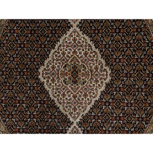 4'10"x4'10" Onyx Black, Tabriz Mahi with Fish Medallion Design, 175 KPSI, Pure Wool, Hand Knotted, Round, Oriental Rug FWR546462
