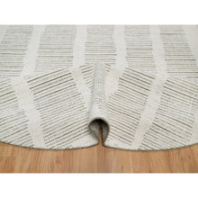 Load image into Gallery viewer, 7&#39;9&quot;x7&#39;9&quot; Pearl White, Undyed Natural Wool, Hand Woven, Flat Weave With Pile, Textured, Round, Oriental Rug FWR550368