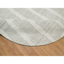 Load image into Gallery viewer, 7&#39;9&quot;x7&#39;9&quot; Pearl White, Undyed Natural Wool, Hand Woven, Flat Weave With Pile, Textured, Round, Oriental Rug FWR550368