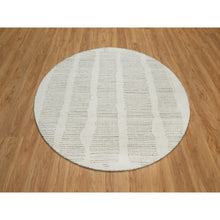 Load image into Gallery viewer, 5&#39;9&quot;x5&#39;9&quot; Winter White, Hand Woven, Flat Weave With Pile, Undyed Natural Wool, Round, Oriental Rug FWR550428