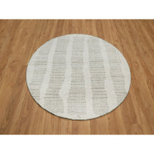 Load image into Gallery viewer, 5&#39;x5&#39; Alabaster White, Flat Weave With Textured Pile, Hand Woven, Undyed Natural Wool, Round, Oriental Rug FWR550440