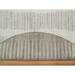 4'10"x4'10" Pearl White, Undyed Natural Wool, Flat Weave With Pile, Hand Woven, Textured, Round, Oriental Rug FWR550446