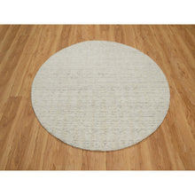 Load image into Gallery viewer, 5&#39;x5&#39; Pearl White, Hand Loomed, Salt And Pepper Effect With Vertical Stripes Design, Undyed Natural Wool, Round, Oriental Rug FWR550764