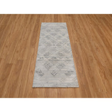 Load image into Gallery viewer, 2&#39;6&quot;x6&#39;3&quot; Papyrus White, Modern Design, Hand Knotted, Hand Spun Undyed Natural Wool, Oriental Rug FWR550884
