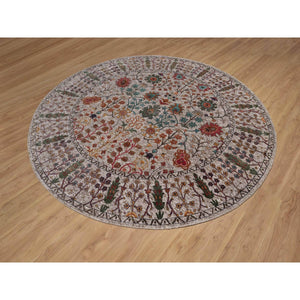 7'10"x7'10" Snow White With Brown, Directional Vase Design, Hand Knotted, Silk With Textured Wool, Round, Oriental Rug FWR551514