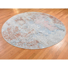 Load image into Gallery viewer, 8&#39;x8&#39; Pastels Transitional Design Wool And Silk Hi-Low Pile Denser Weave Round Hand Knotted Oriental Rug FWR355848
