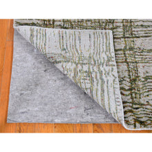 Load image into Gallery viewer, 2&#39;5&quot;x7&#39;9&quot; Green Fine jacquard Hand Loomed Modern Wool and Art Silk Oriental Rug FWR357666