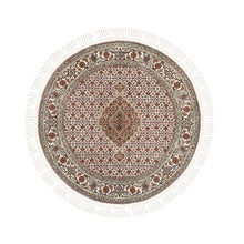 Load image into Gallery viewer, 4&#39;x4&#39; Hand Knotted Ivory Wool Fish Medallion Design Tabriz Mahi Oriental Round Rug FWR375546