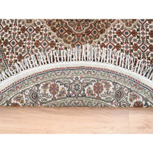 Load image into Gallery viewer, 4&#39;x4&#39; Hand Knotted Ivory Wool Fish Medallion Design Tabriz Mahi Oriental Round Rug FWR375546