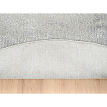 Load image into Gallery viewer, 6&#39;x6&#39; Fine Jacquard Gray Hand Loomed Modern Design Wool and Plant Based Silk Tone on Tone Oriental Round Rug FWR377148