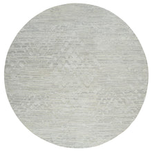 Load image into Gallery viewer, 13&#39;8&quot;x13&#39;8&quot; Light Gray, Hand Spun Undyed Natural Wool, Hand Knotted, Modern Design, Round Oriental Rug FWR388188