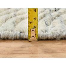 Load image into Gallery viewer, 6&#39;x6&#39; Beige, Soft Wool Hand Loomed, Variegated Textured Modern Design, Round Oriental Rug FWR389028