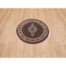 Load image into Gallery viewer, 3&#39;4&quot;x3&#39;4&quot; Mahogany Red, Tabriz Mahi with Fish Medallion Design, Pure Wool, 175 KPSI, Hand Knotted, Round, Oriental Rug FWR390558