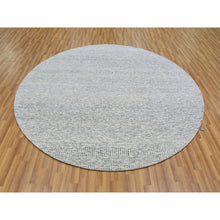 Load image into Gallery viewer, 7&#39;9&quot;x7&#39;9&quot; Perfect Gray, Tone on Tone, Undyed Pure Wool, Grass Design, Hand Knotted, Round Oriental Rug FWR477090