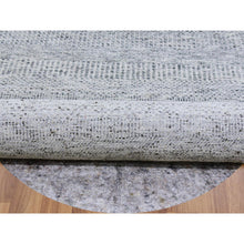 Load image into Gallery viewer, 8&#39;9&quot;x8&#39;9&quot; Ice Cube Gray, Modern Grass Design, Tone on Tone, Undyed 100% Wool, Hand Knotted, Round Oriental Rug FWR477096