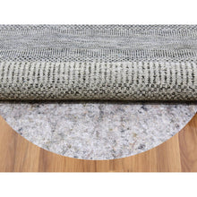Load image into Gallery viewer, 5&#39;x5&#39; Pastel Gray, Natural Undyed Wool, Modern Grass Design, Hand Knotted, Tone on Tone, Round Oriental Rug FWR477402