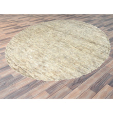 Load image into Gallery viewer, 13&#39;6&quot;x13&#39;6&quot; Beige, Shaggy Moroccan Exotic Texture, Undyed Natural Wool Hand Knotted, Round Oriental Rug FWR495378